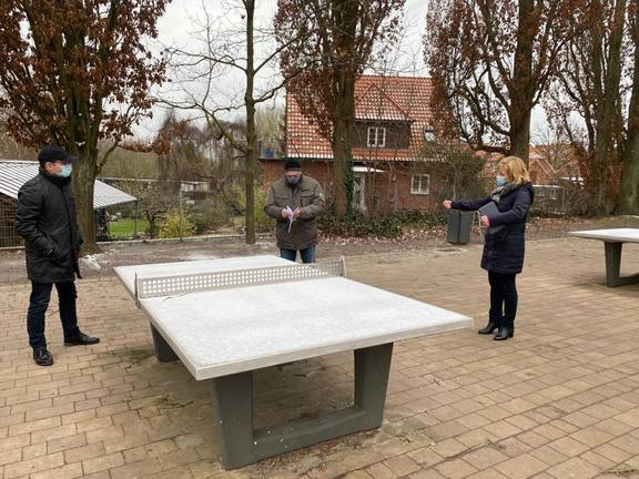 Schulleiter Maik Pegel (links), Fachdienstleiter Bau des Kreises Burghard Bohm (Mitte) und Landrätin Kerstin Weiss schauen sich den dafür vorgesehenen Stellplatz an und sprechen darüber, wie groß der Container werden soll.